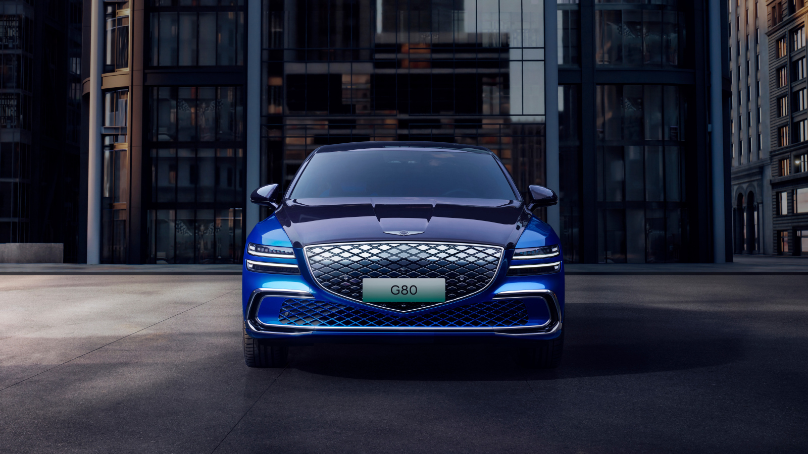 Синий автомобиль Genesis Electrified G80 2024 вид спереди