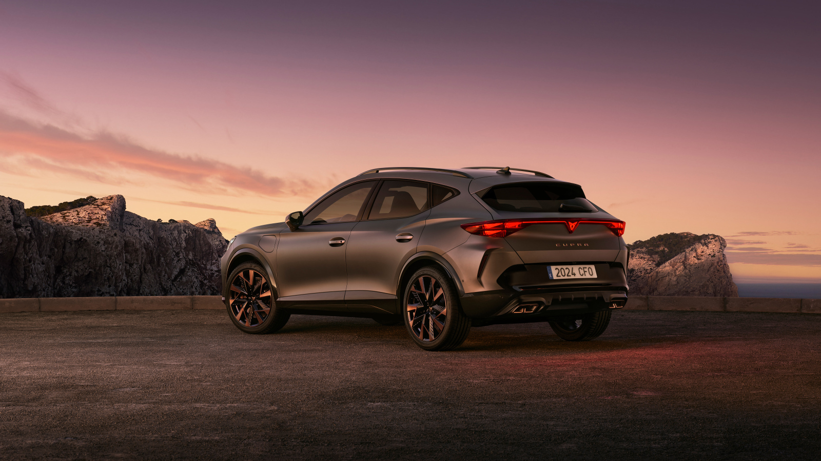 Вид сзади на автомобиль Cupra Formentor EHybrid 2024 года