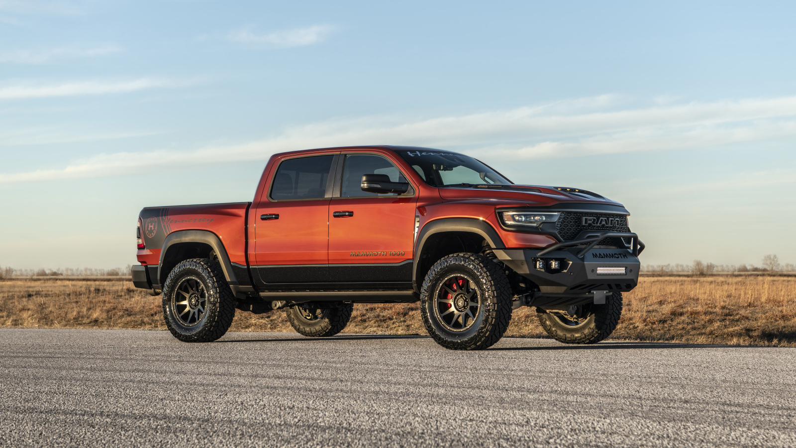 Красный пикап Hennessey Mammoth 1000 Last Stand 2024 года