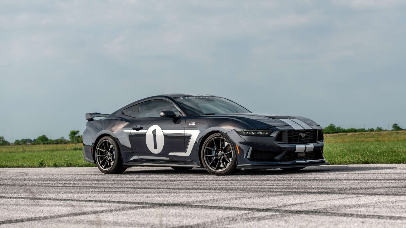 Спортивный автомобиль Hennessey H850 Mustang Dark Horse 2024