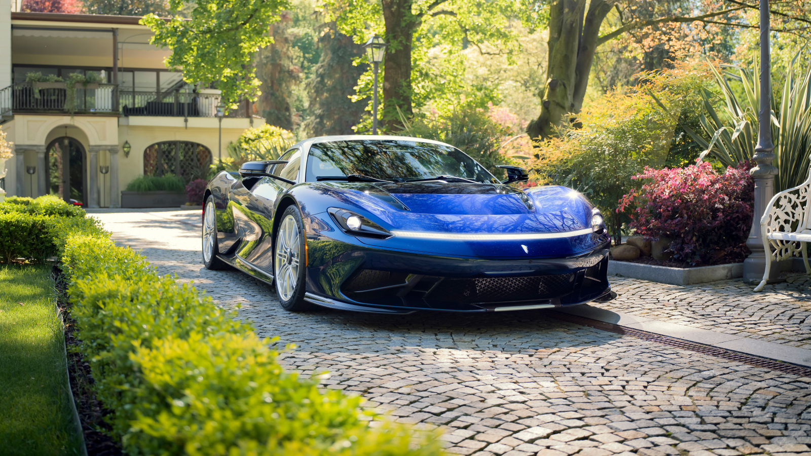 Синий спортивный автомобиль Pininfarina Battista Cinquanta cinque 2024