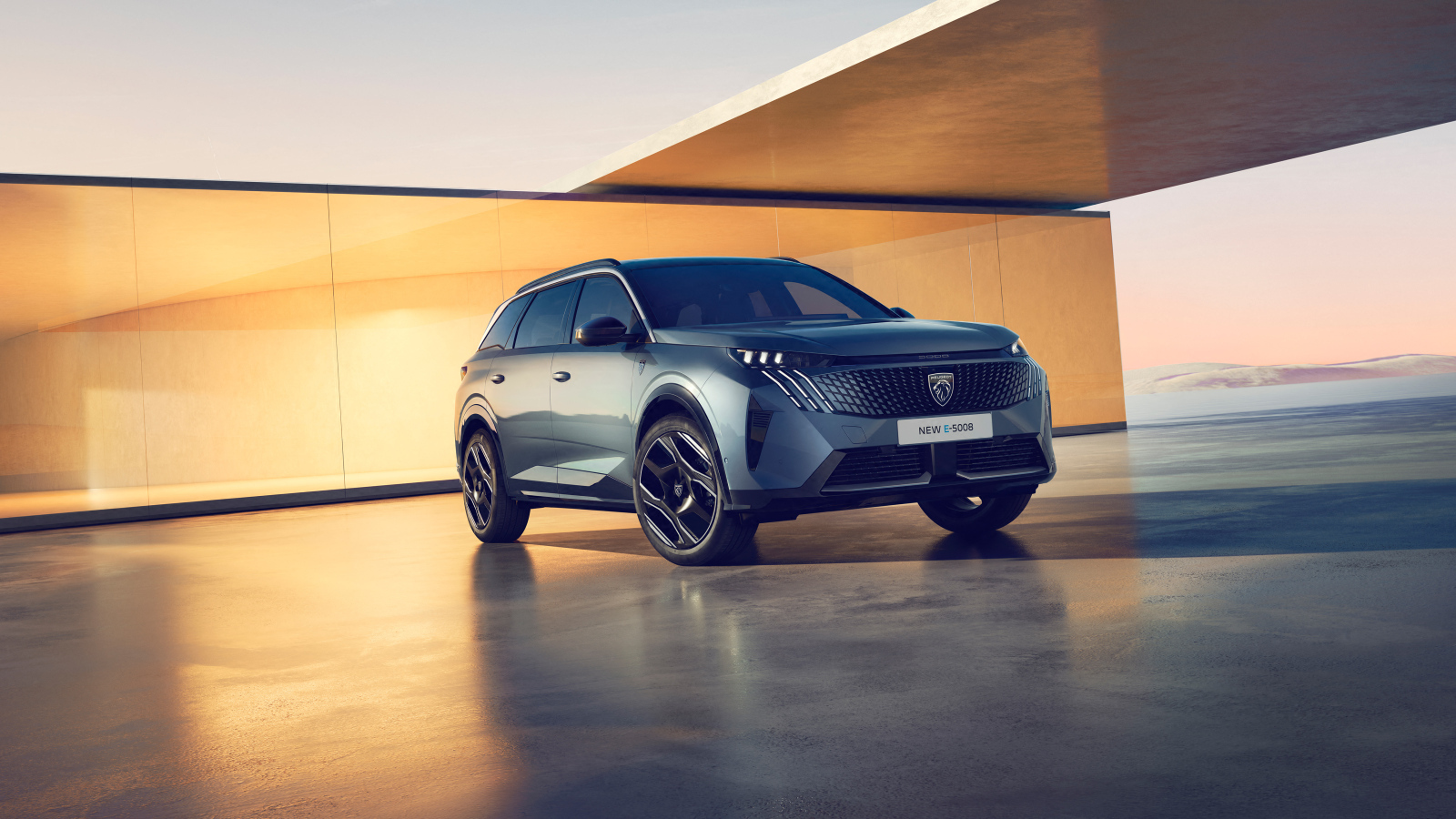 Стильный серебристый кроссовер Peugeot E-5008 GT 2024 года