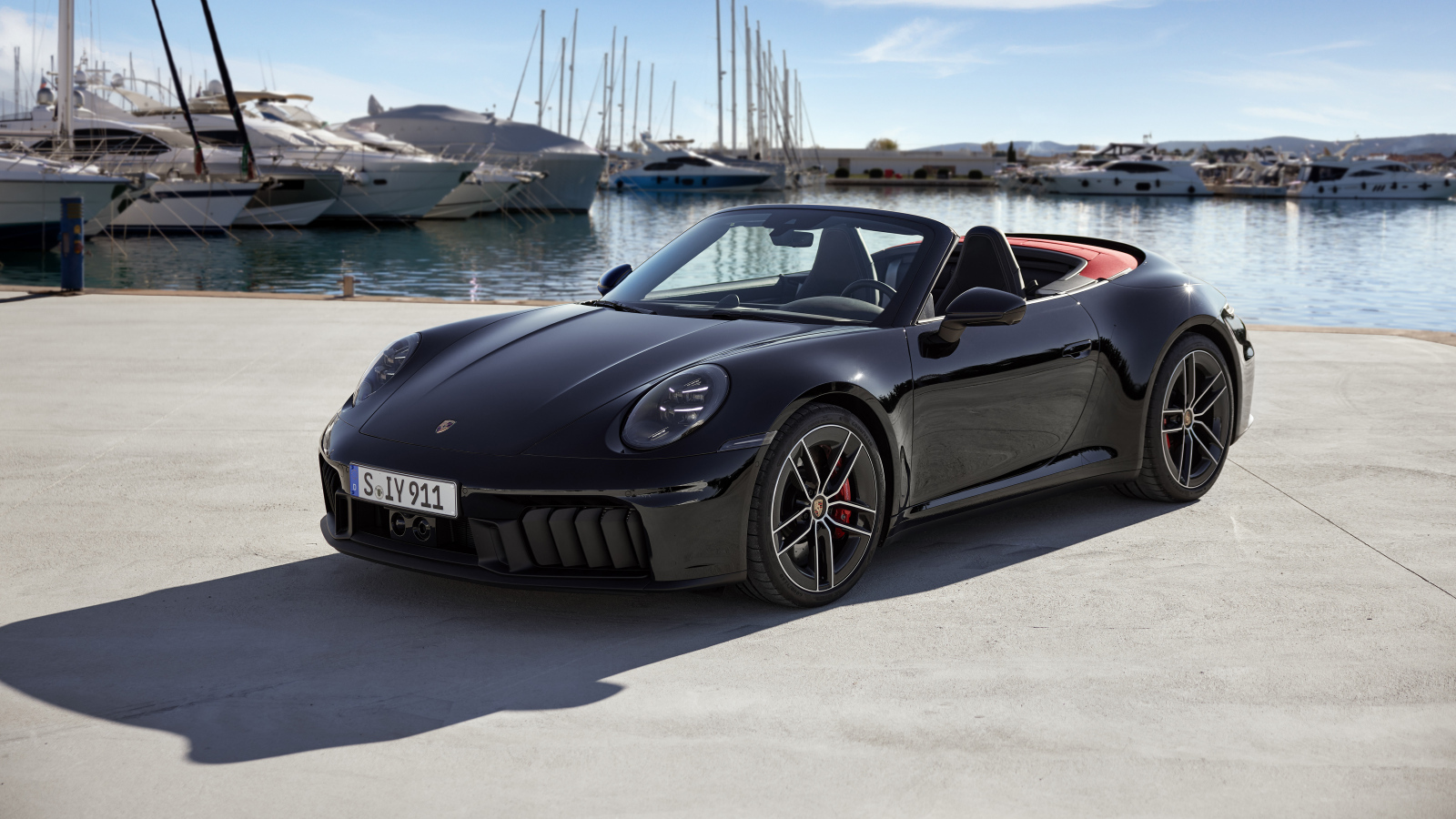 Автомобиль Porsche 911 Carrera GTS Cabriolet 2024 года на пристани