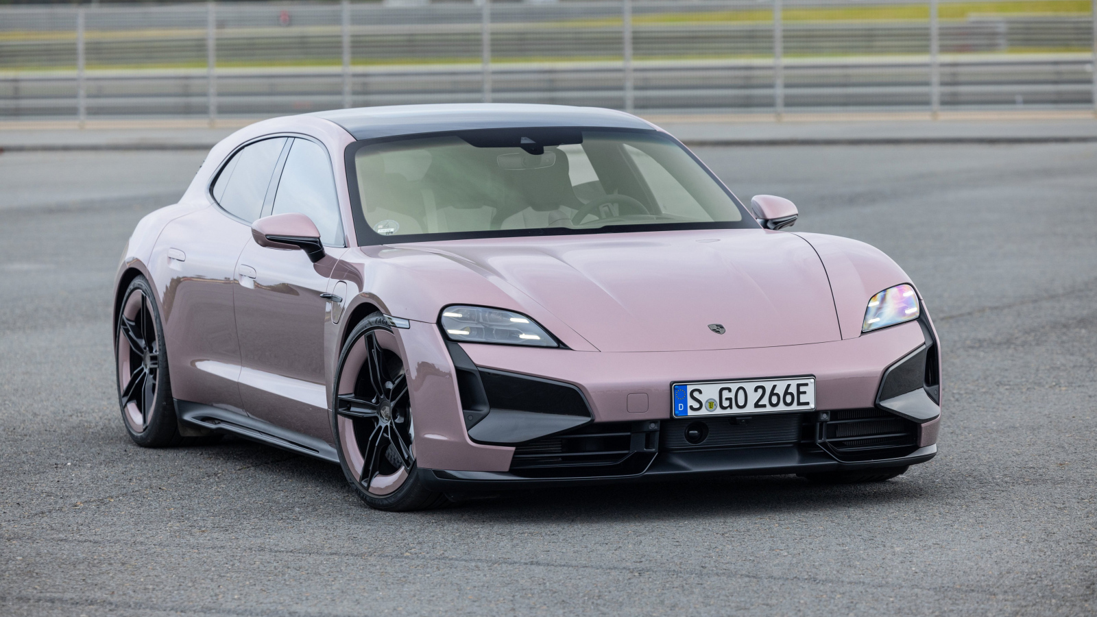 Автомобиль  Porsche Taycan Turbo Sport Turismo 2024 года