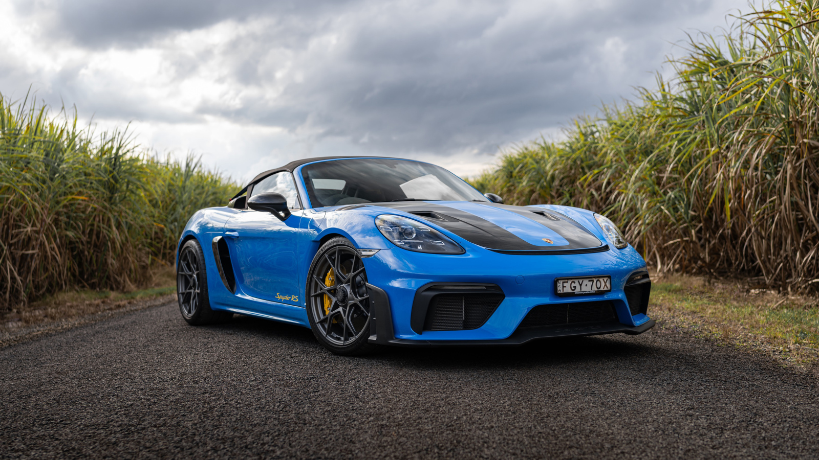 Голубой автомобиль Porsche 718 Spyder RS Weissach Package 2024 года