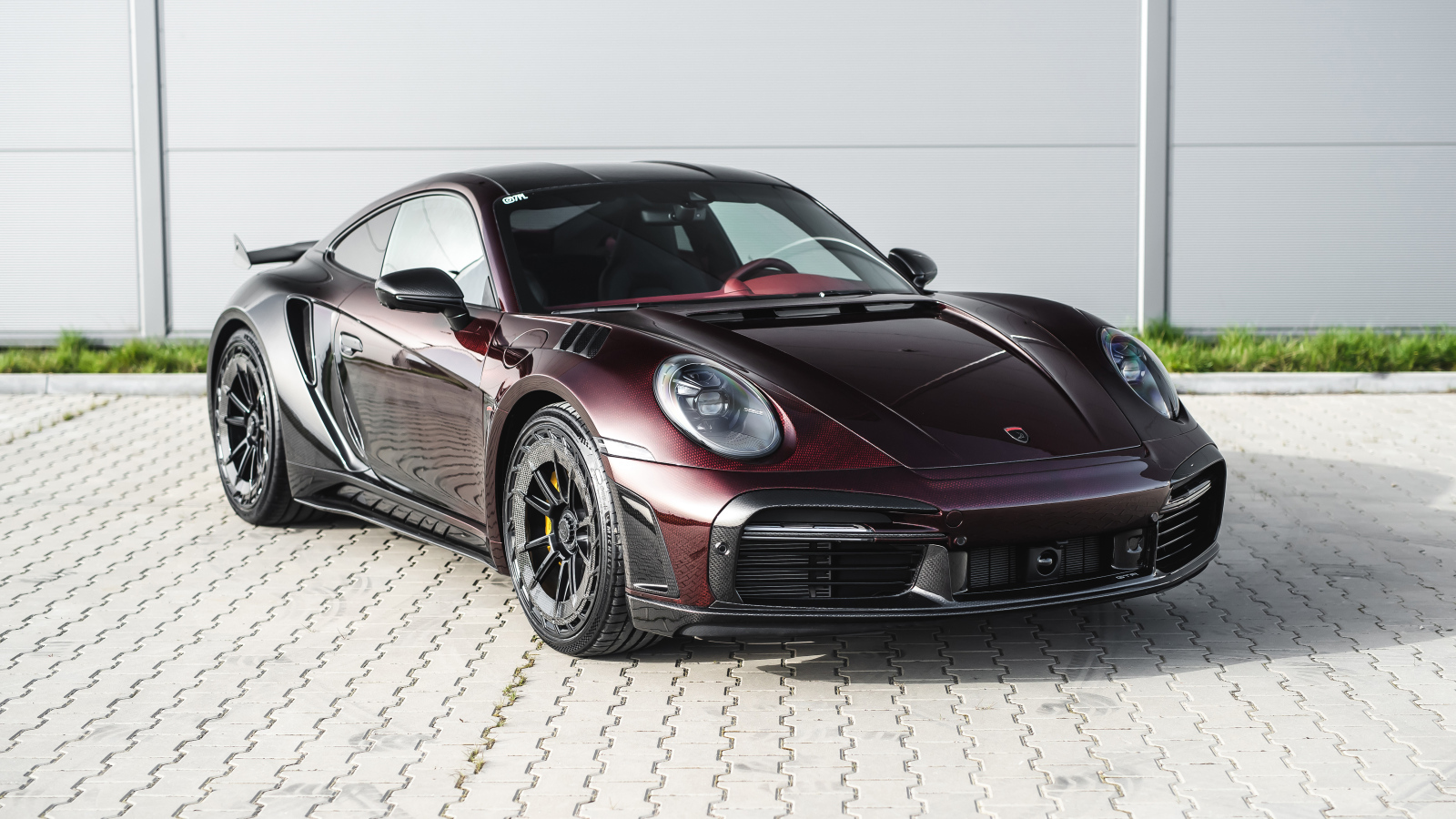 Бордовый автомобиль TopCar Porsche 911 Turbo S Stinger GTR Stealth Edition