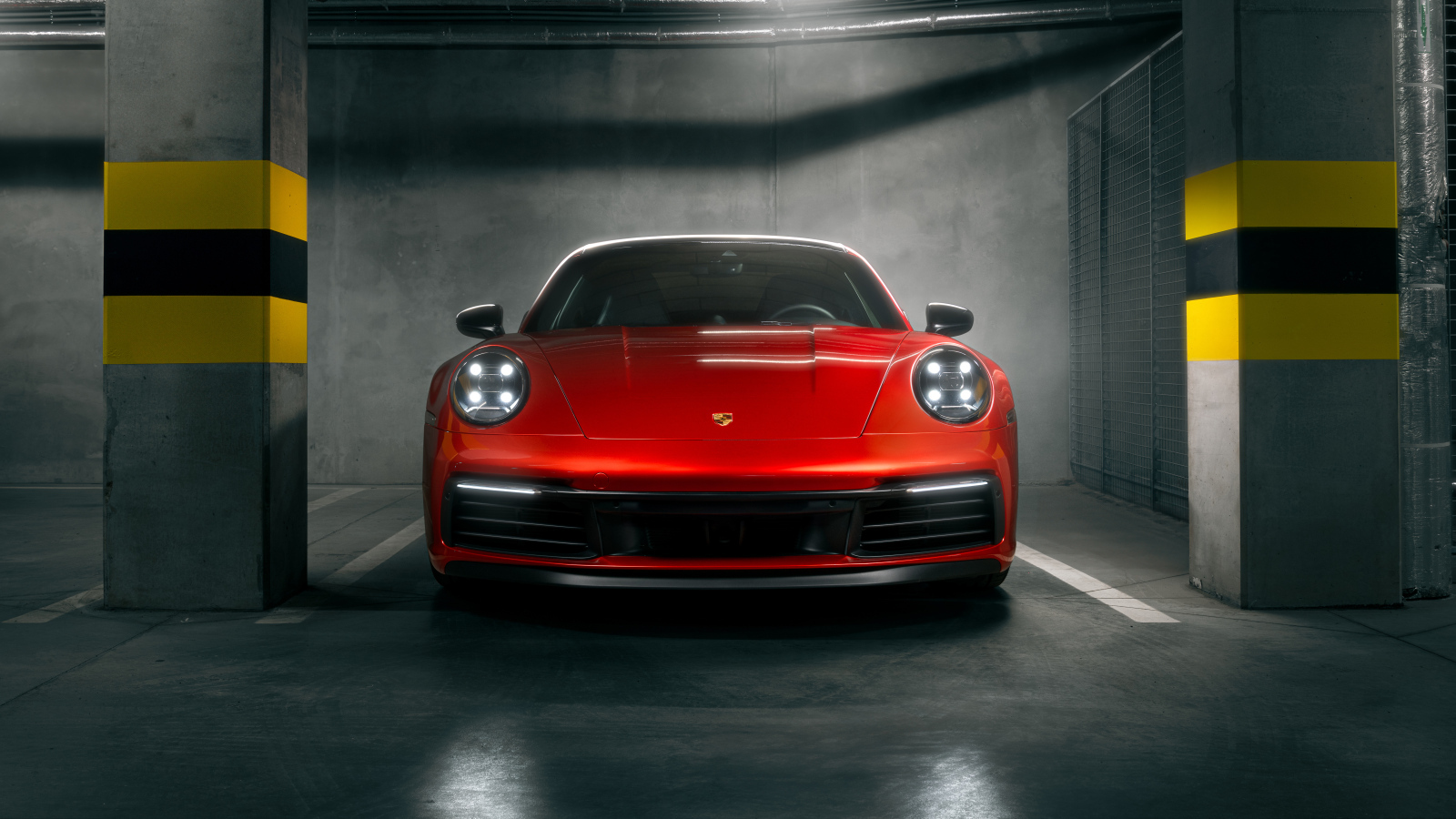 Вид спереди на красный автомобиль Porsche 911 Carrera S