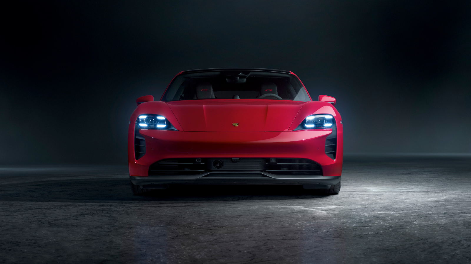 Вид спереди на автомобиль Porsche Taycan GTS