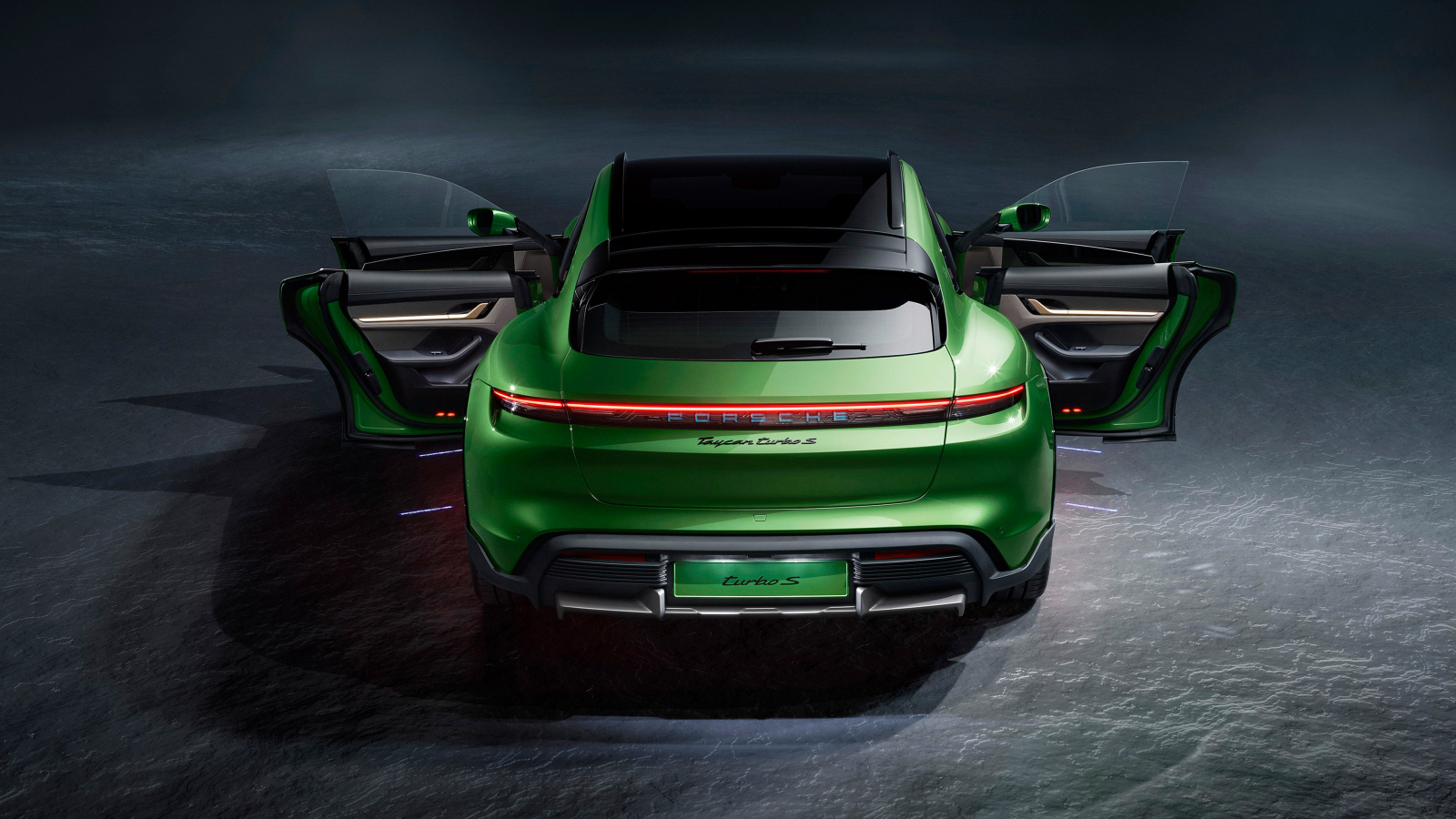 Зеленый автомобиль Porsche Taycan Turbo S вид сзади