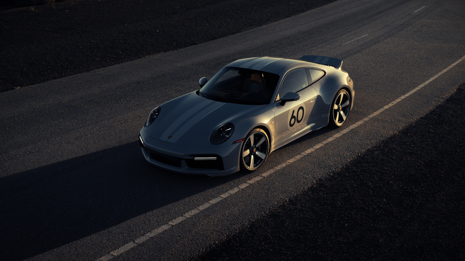 Гоночный автомобиль Porsche 911 Sport Classic на трассе