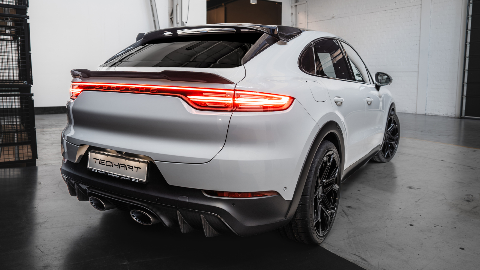 Вид сзади на автомобиль Porsche Cayenne Turbo GT