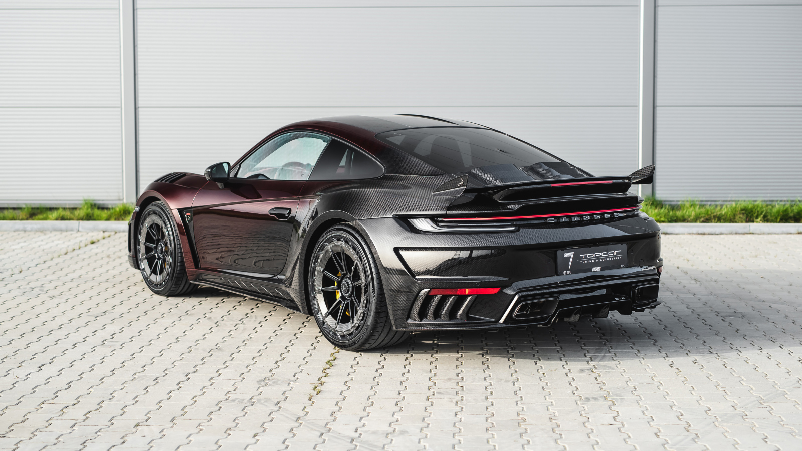Вид сзади на автомобиль TopCar Porsche 911 Turbo S Stinger GTR Stealth Edition