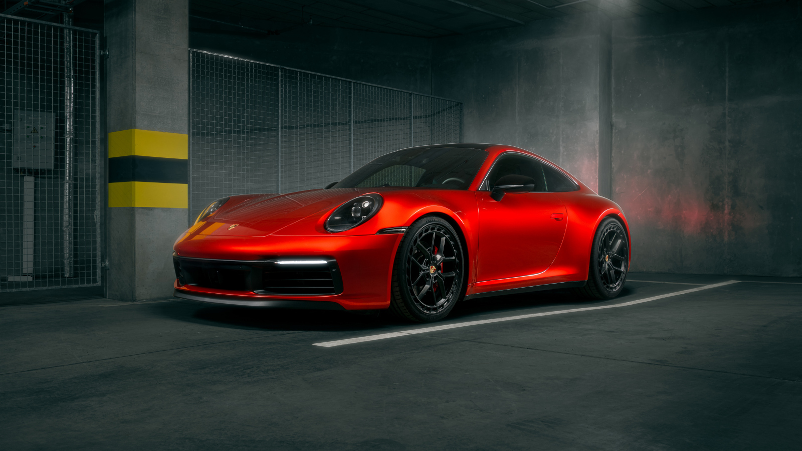 Красный Porsche 911 Carrera S в здании