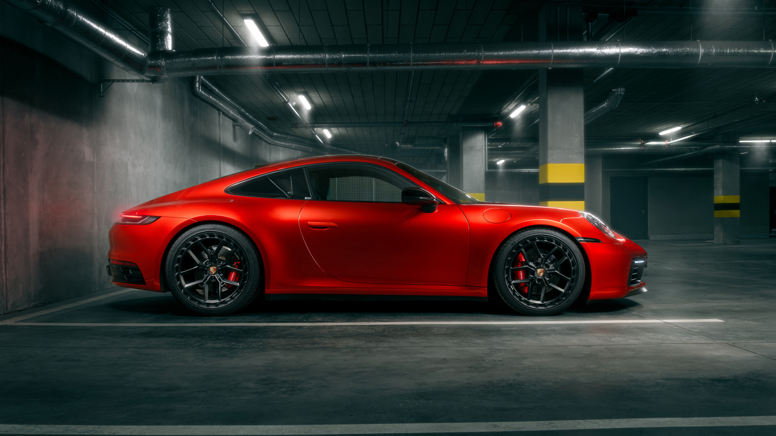 Вид сбоку на автомобиль Porsche 911 Carrera S