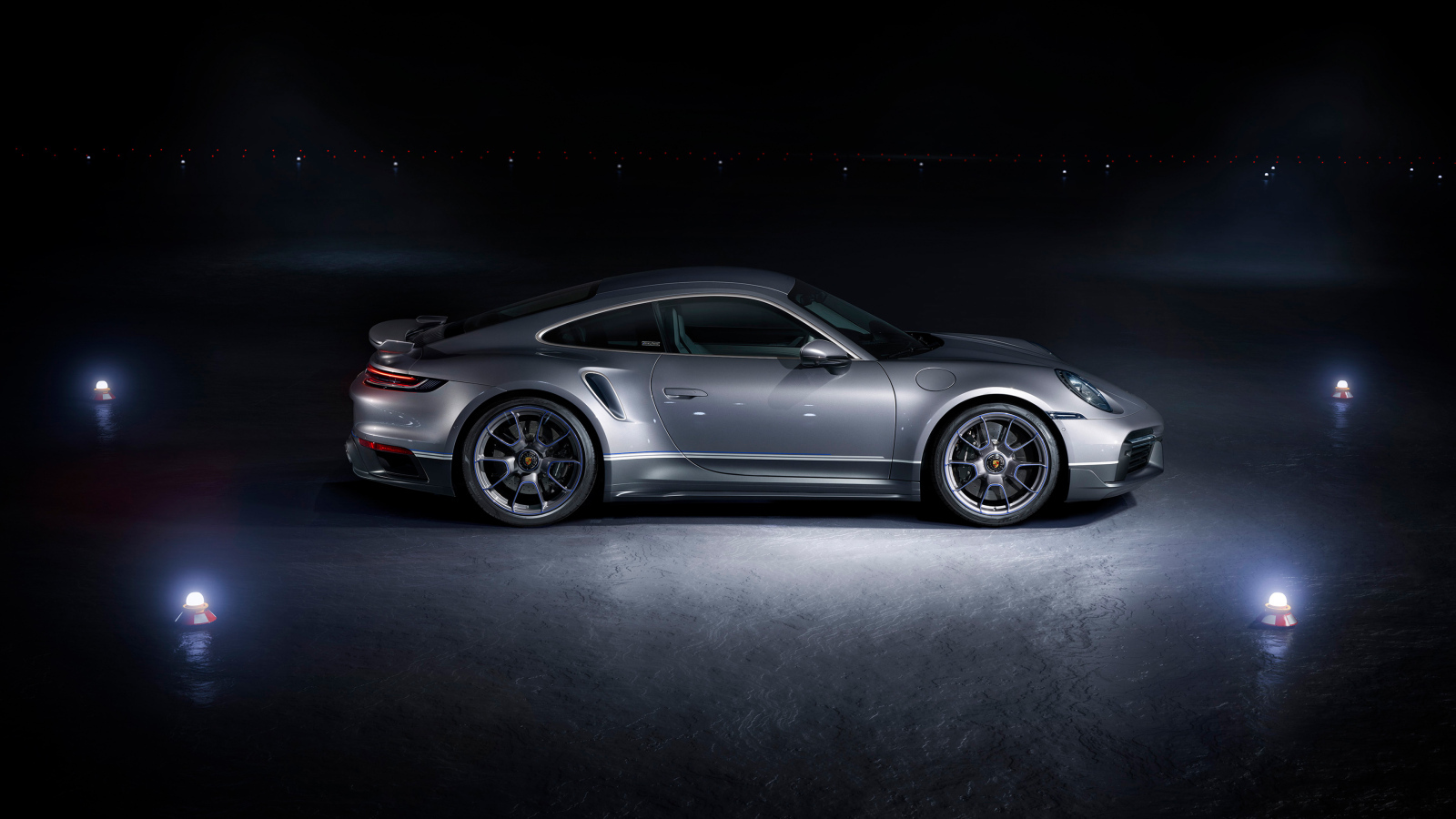 Серебристый автомобиль Porsche 911 Turbo S