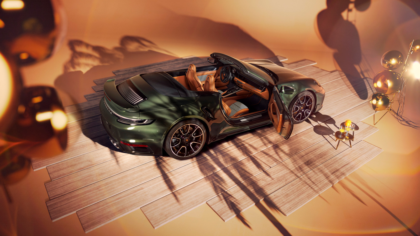 Вид сверху на автомобиль Porsche 911 Turbo S Cabriolet