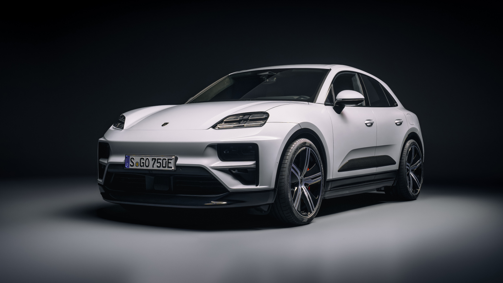 Белый внедорожник Porsche Macan Turbo 2024 года