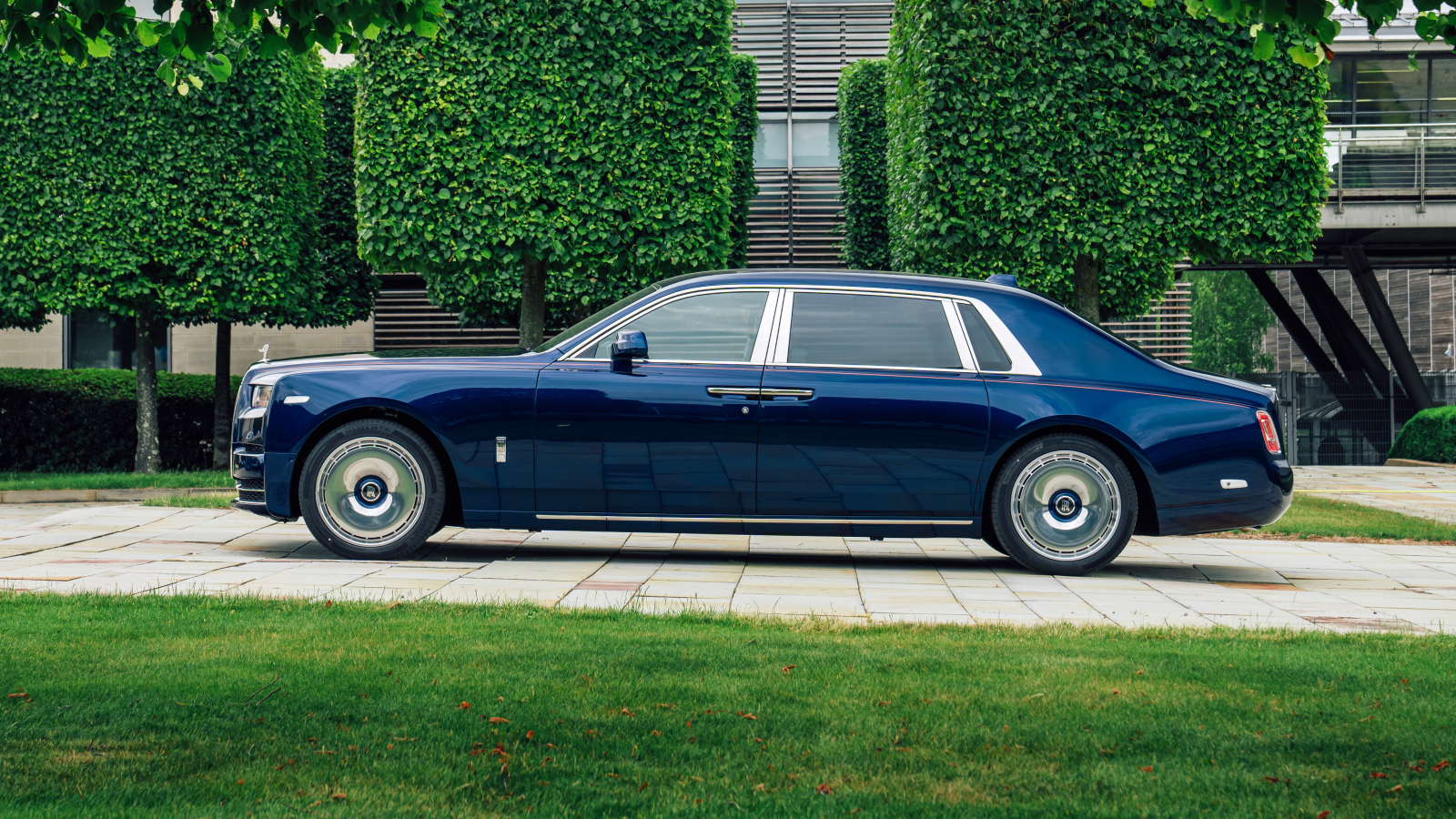 Синий автомобиль Rolls-Royce Phantom  вид сбоку