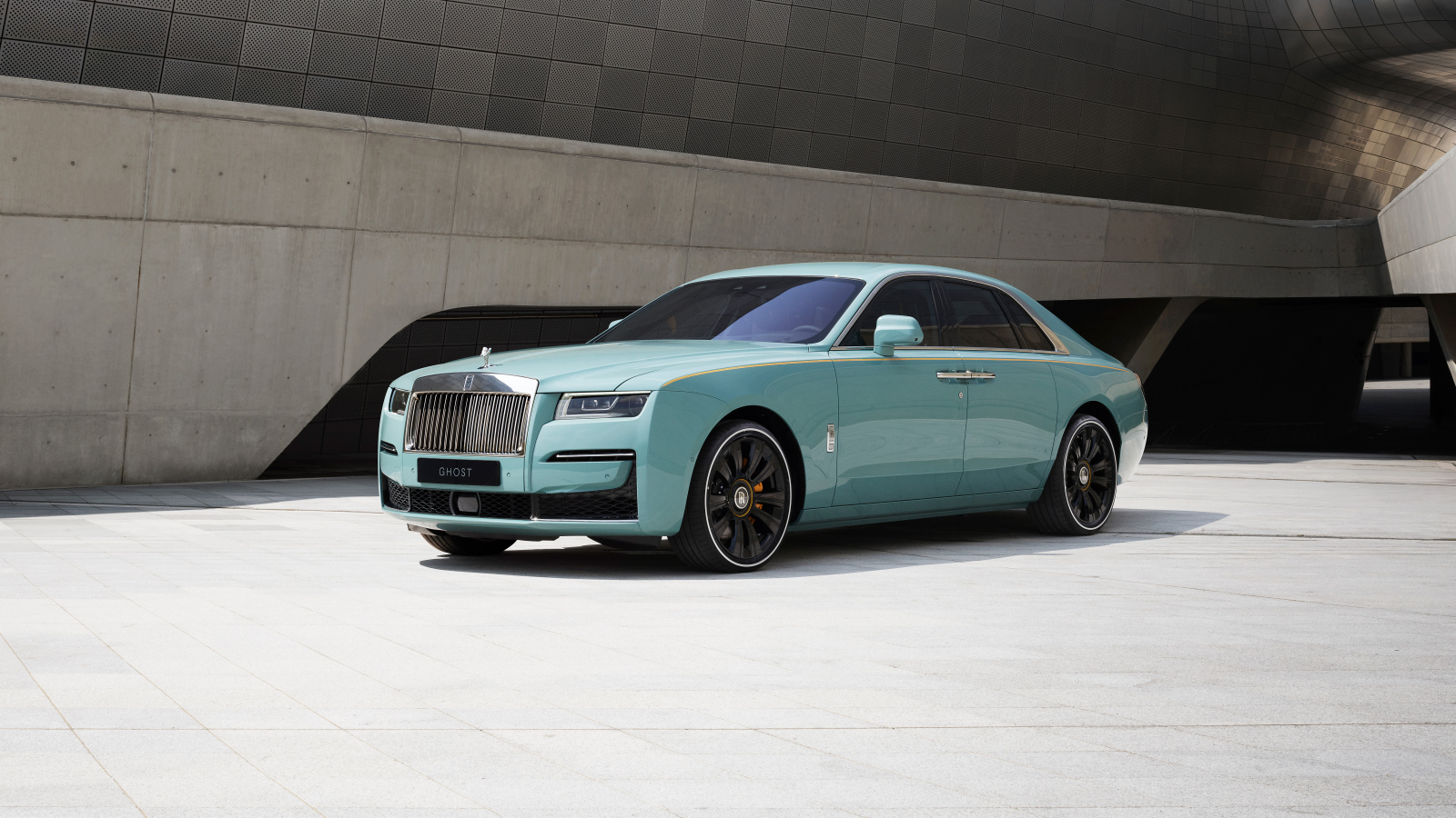 Дорогой престижный автомобиль Rolls-Royce Ghost