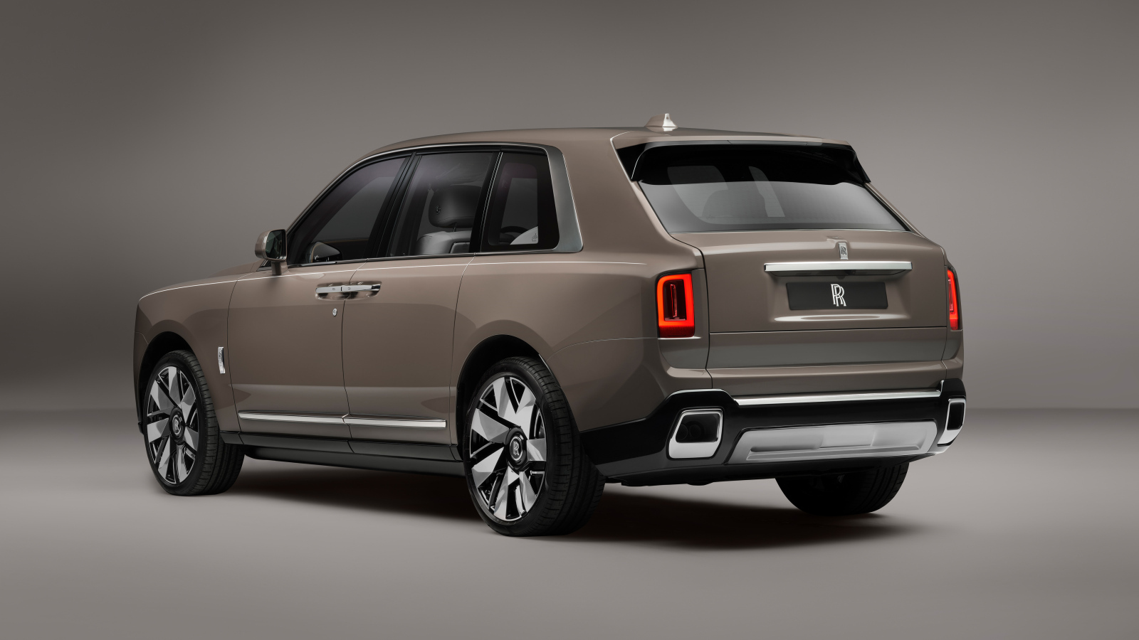 Вид сзади на автомобиль Rolls-Royce Cullinan Series II
