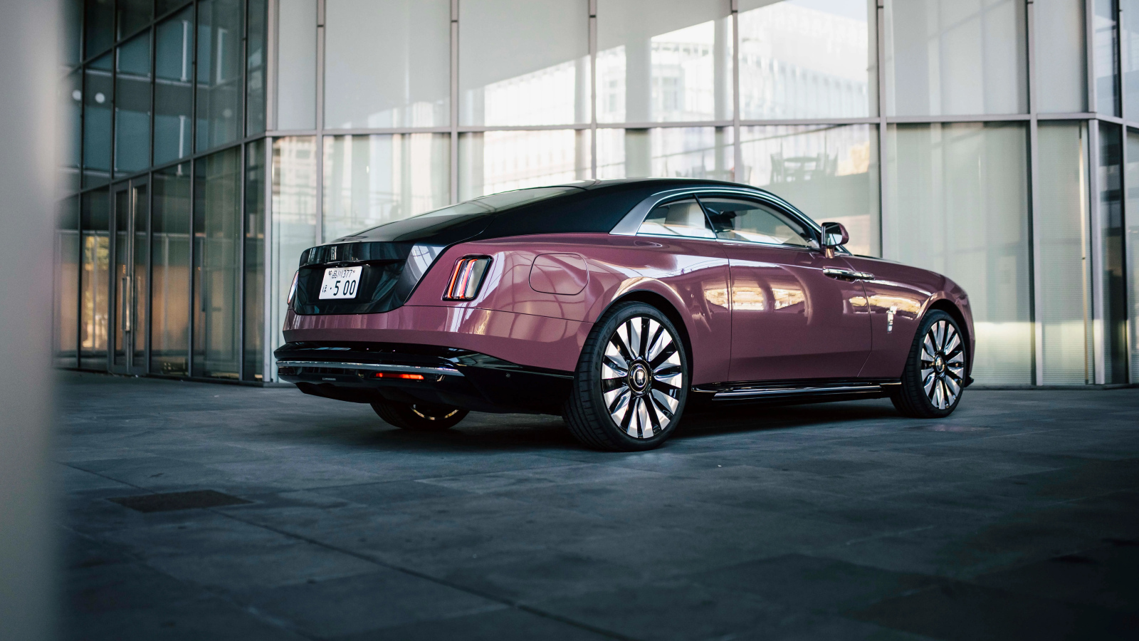 Вид сзади на автомобиль Rolls-Royce Spectre 2024 года