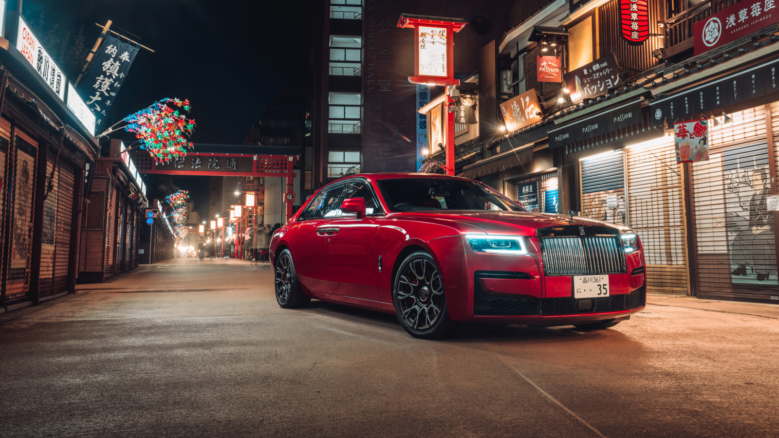 Красный стильный автомобиль Rolls-Royce Ghost Black Badge