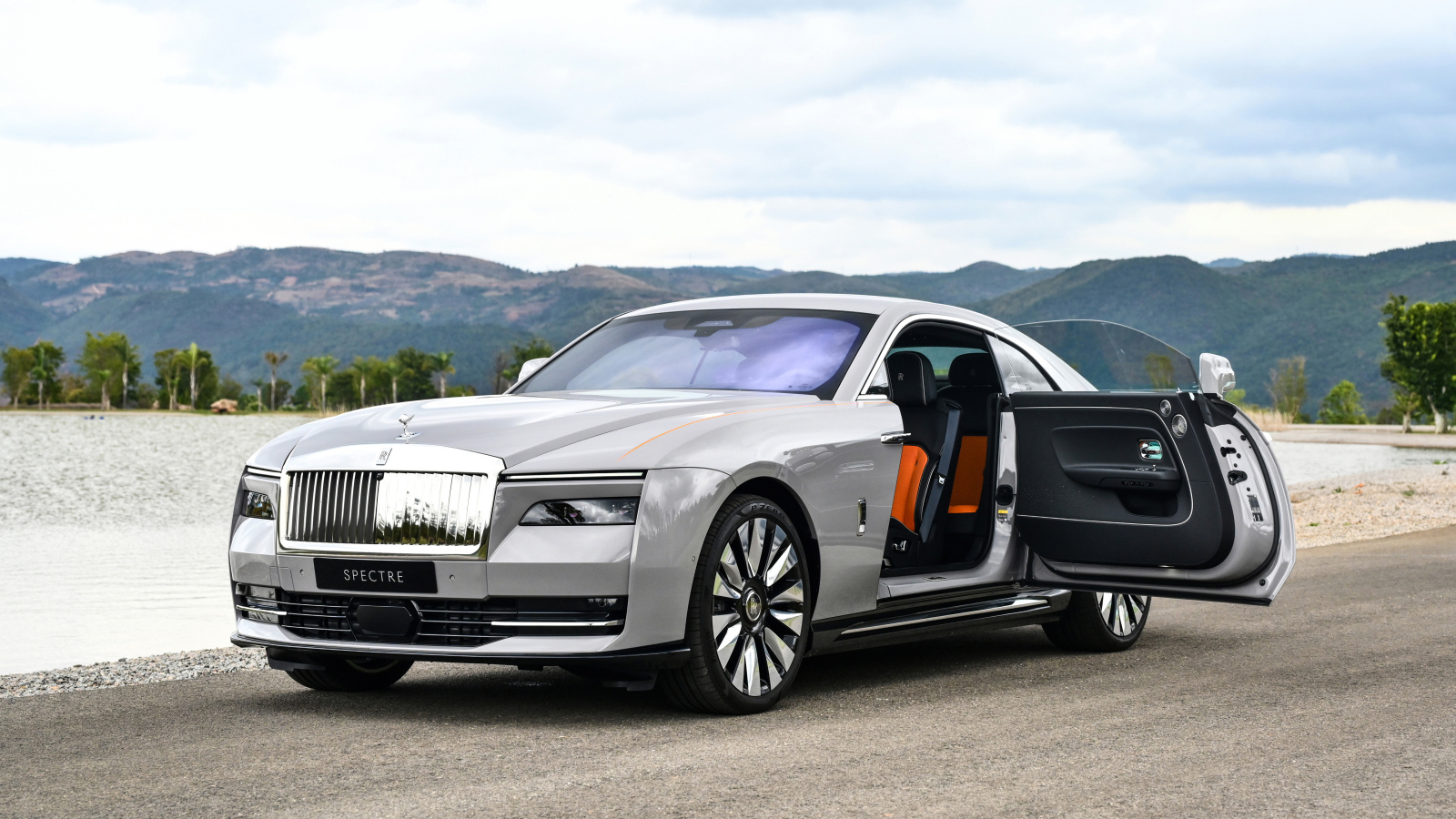 Открытая дверь автомобиля Rolls-Royce Spectre