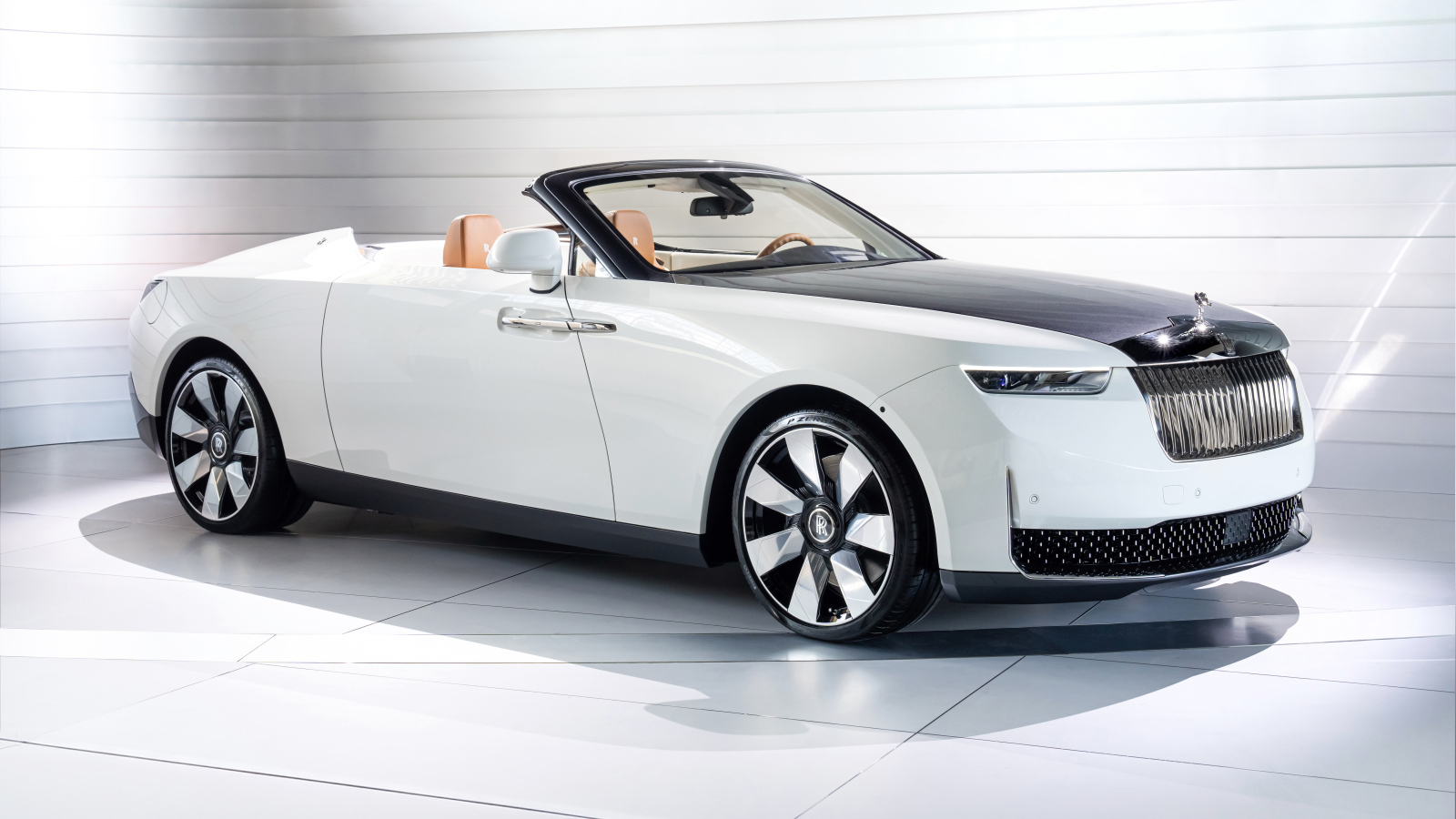 Вид сбоку на автомобиль Rolls-Royce Arcadia Droptail на сером фоне