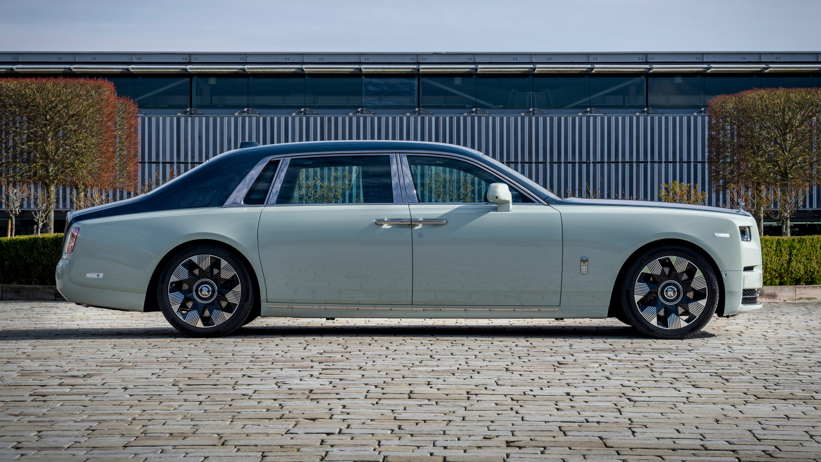 Вид сбоку на автомобиль Rolls-Royce Phantom EWB Magnetism 2024 года