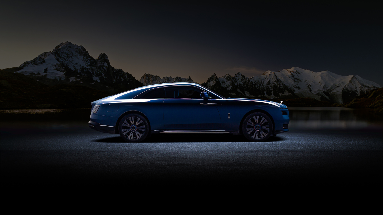 Вид сбоку на автомобиль Rolls-Royce Spectre