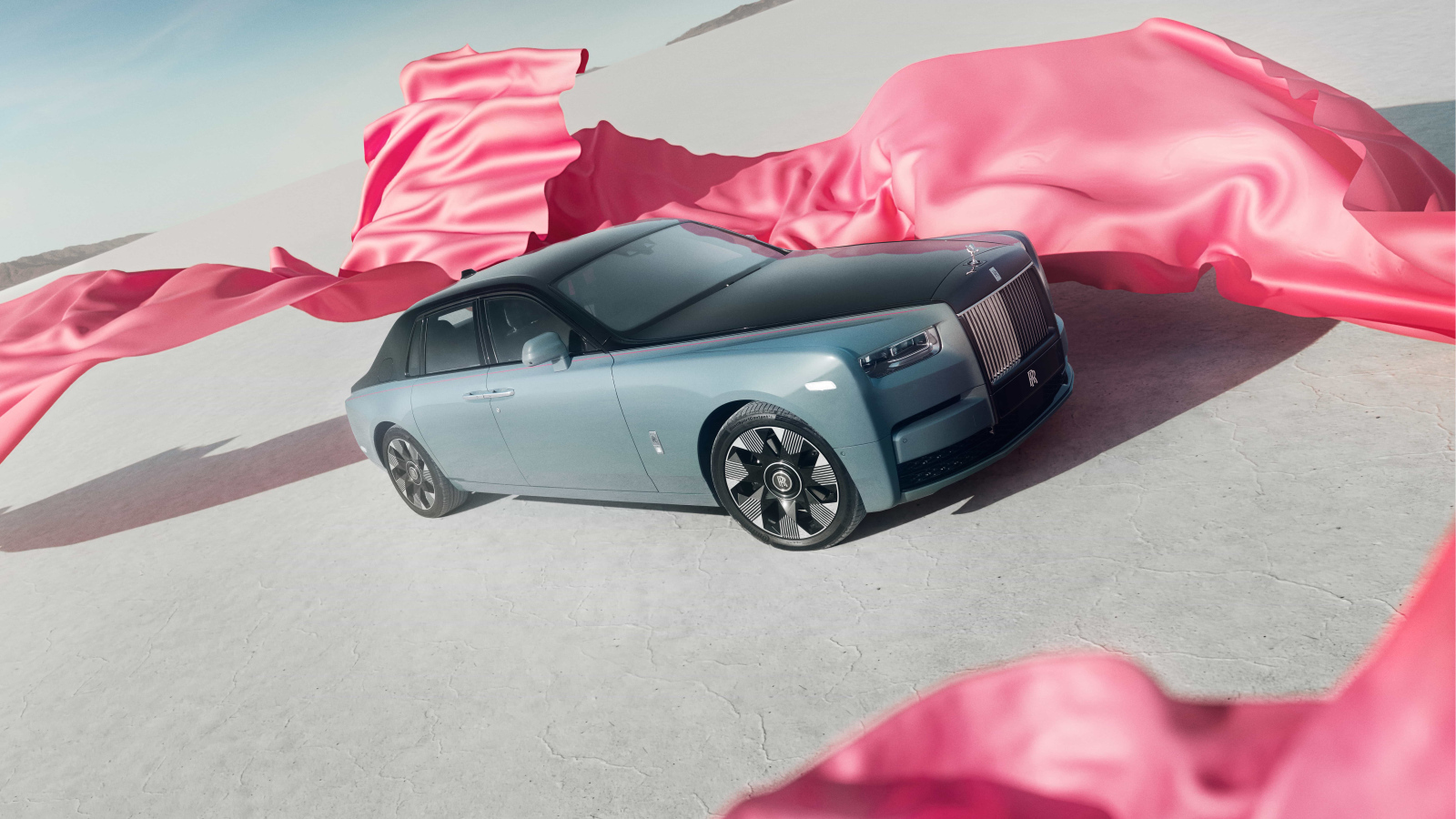 Серебристый автомобиль Rolls-Royce Phantom VIII Series II с розовыми лентами