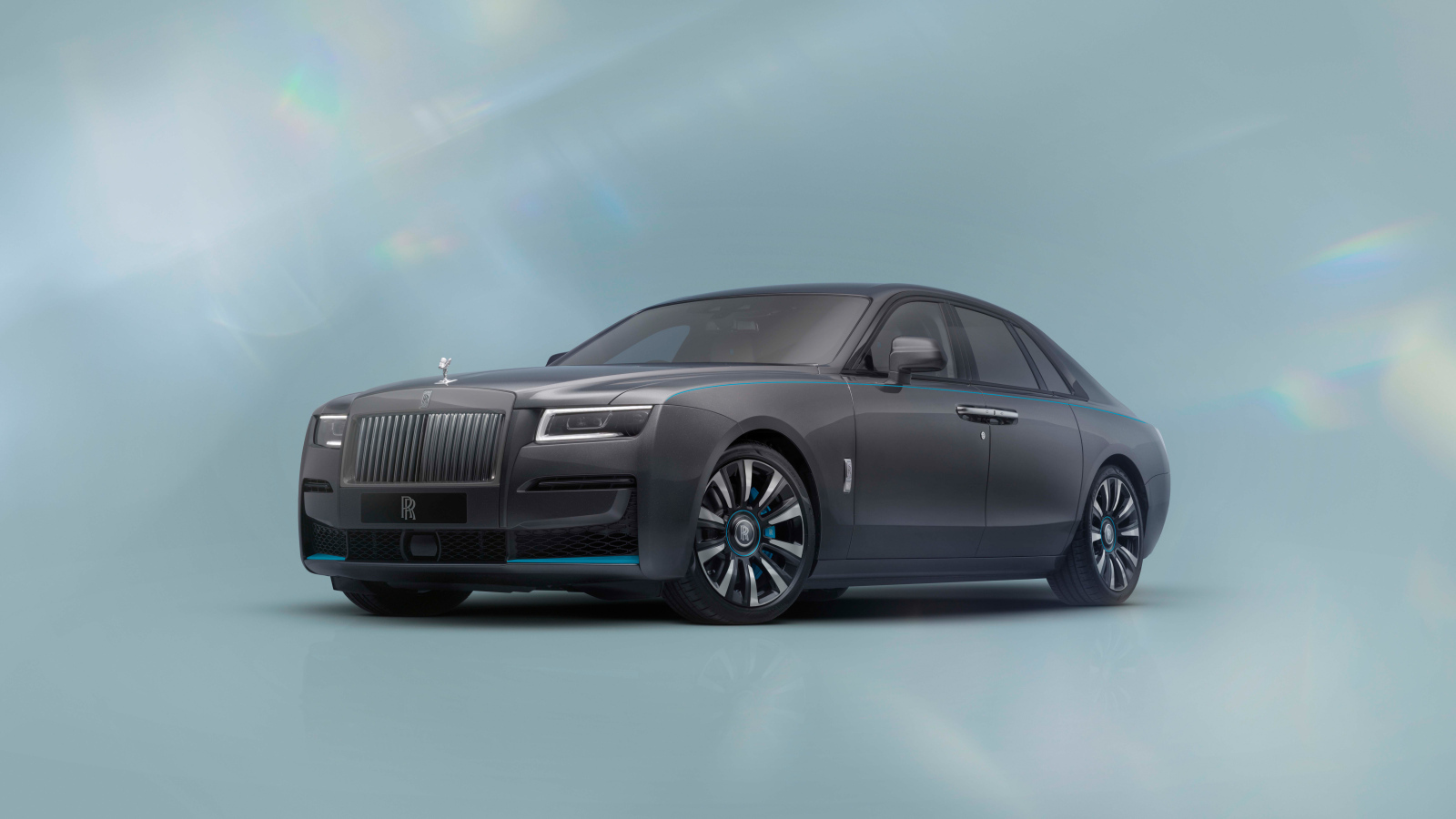 Серебристый автомобиль Rolls-Royce Ghost Prism Gunmetal Grey With Turchese