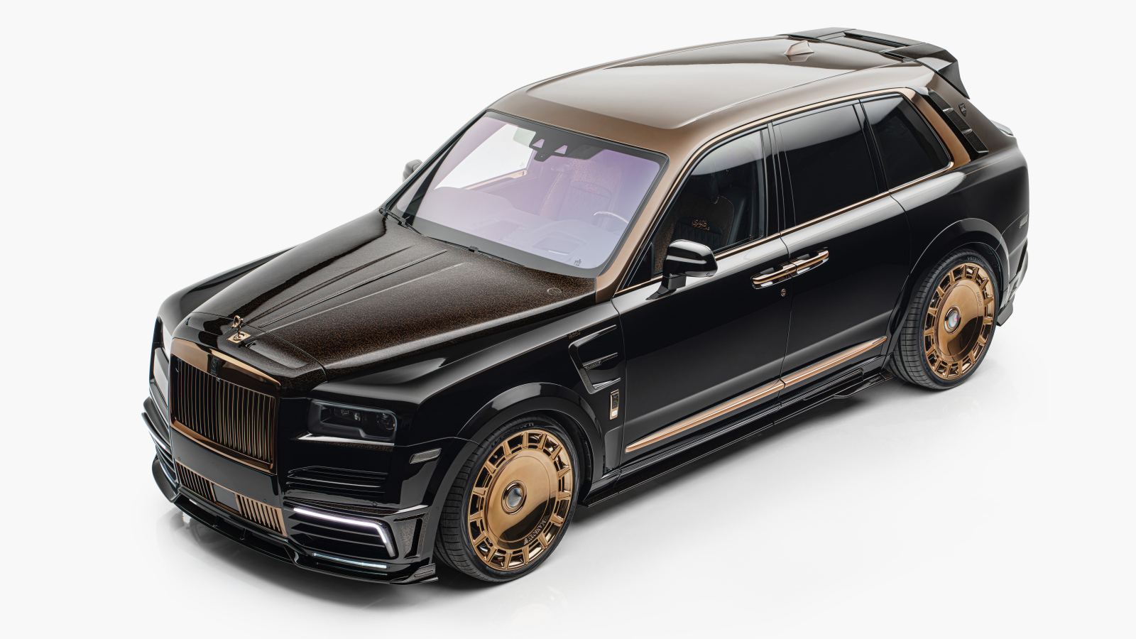 Вид сверху на черный автомобиль Mansory Rolls-Royce Cullinan LINEA DArabo 2024 года