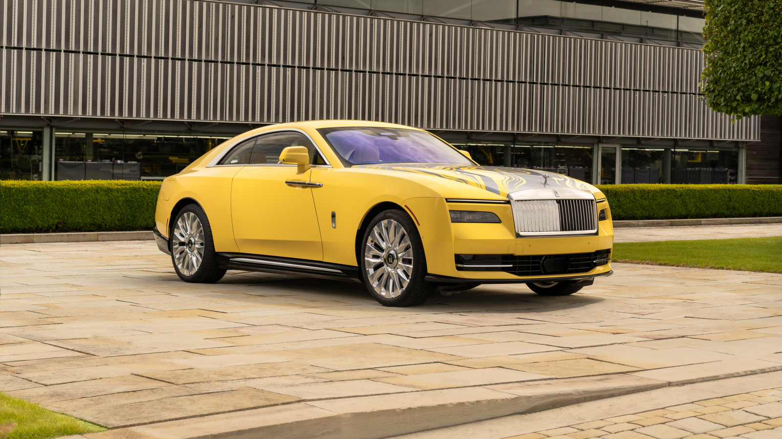 Желтый автомобиль Rolls-Royce Spectre Semaphore