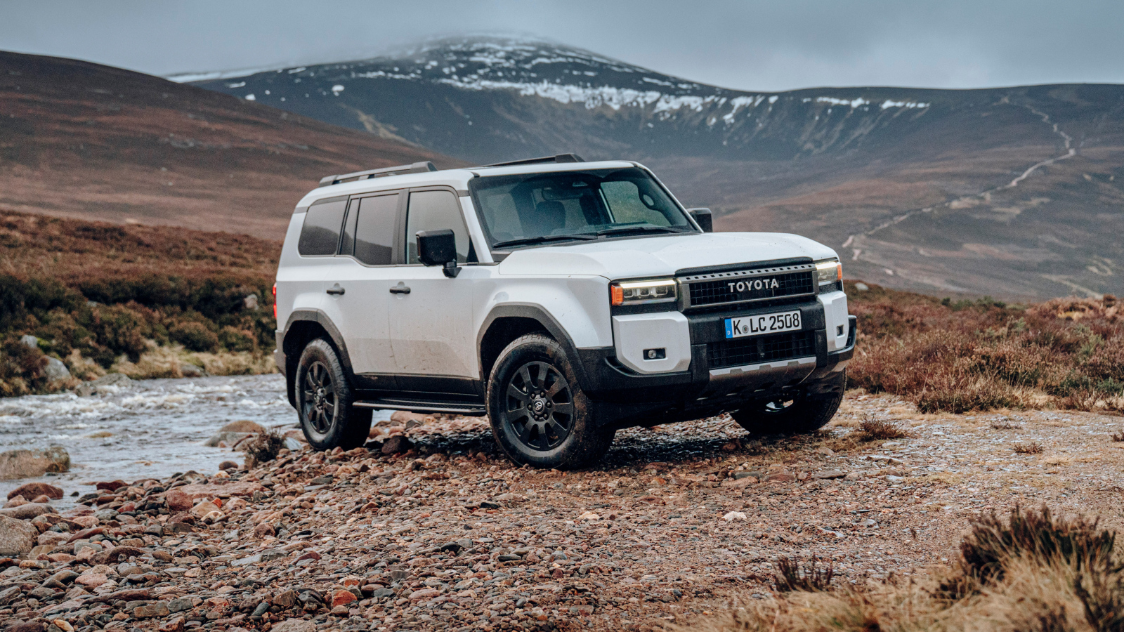 Внедорожник Toyota Land Cruiser в горах