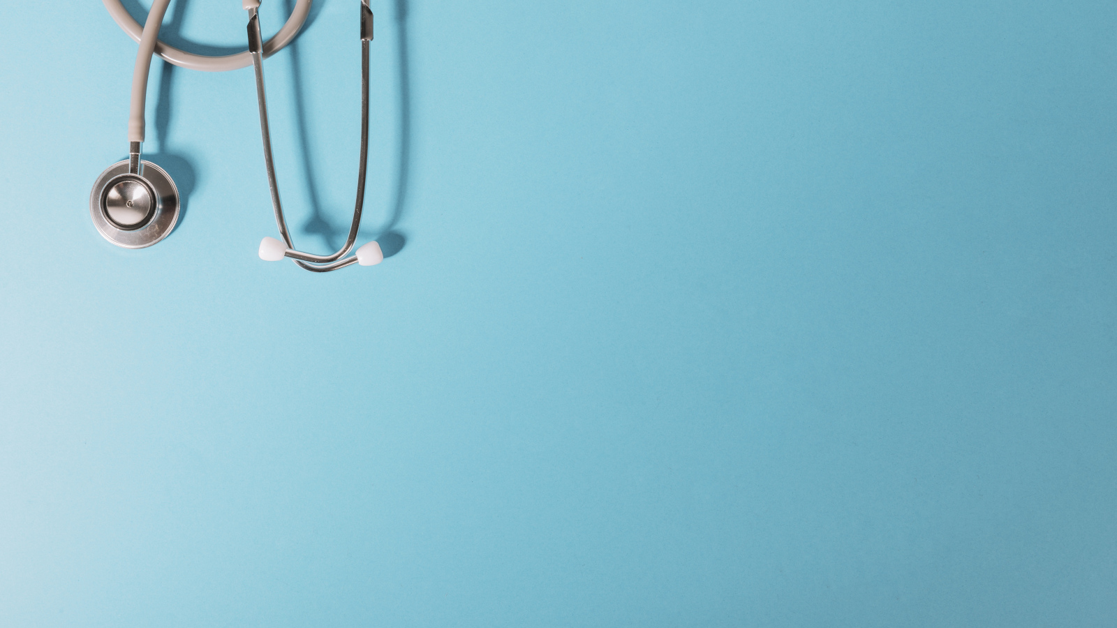 Медицинский стетоскоп на голубом фоне