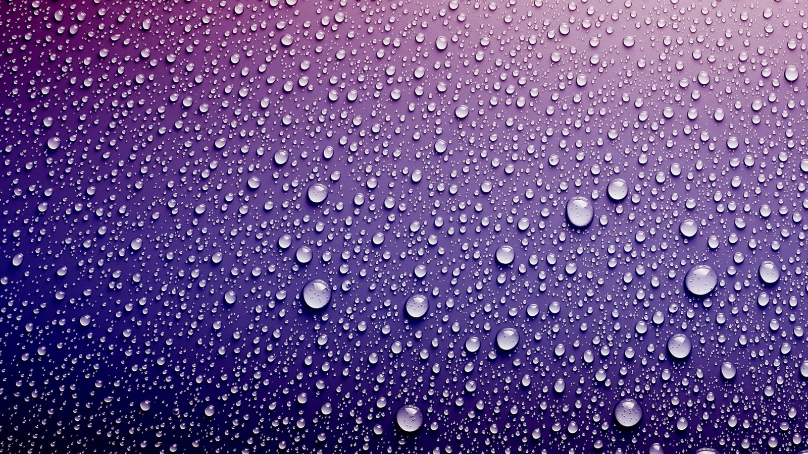 Фиолетовый фон с брызгами воды