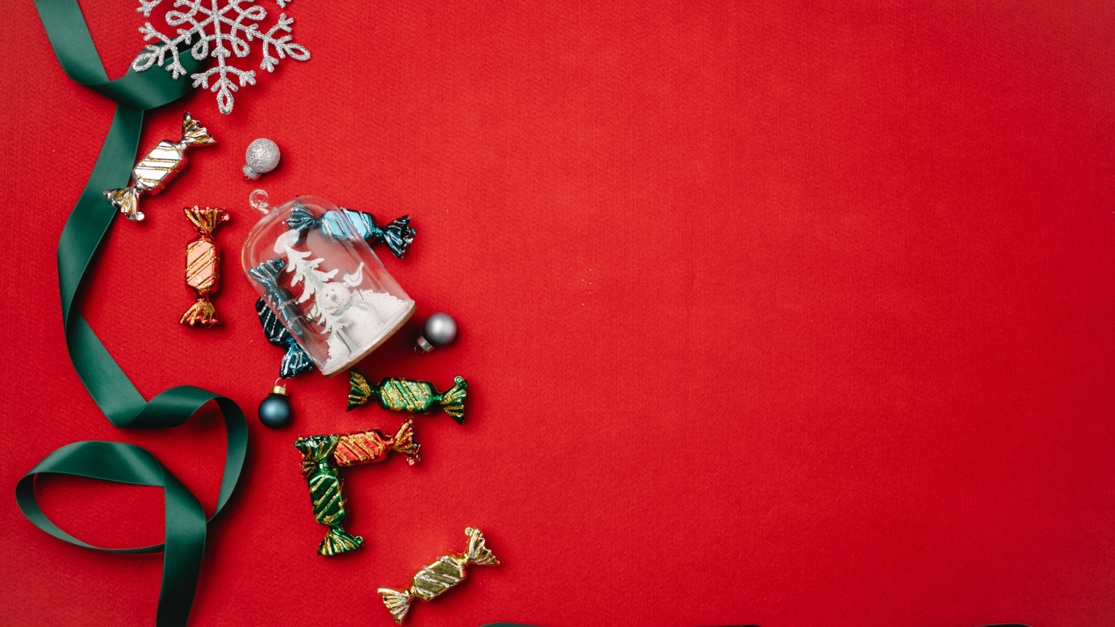 Красный фон с лентой и конфетами