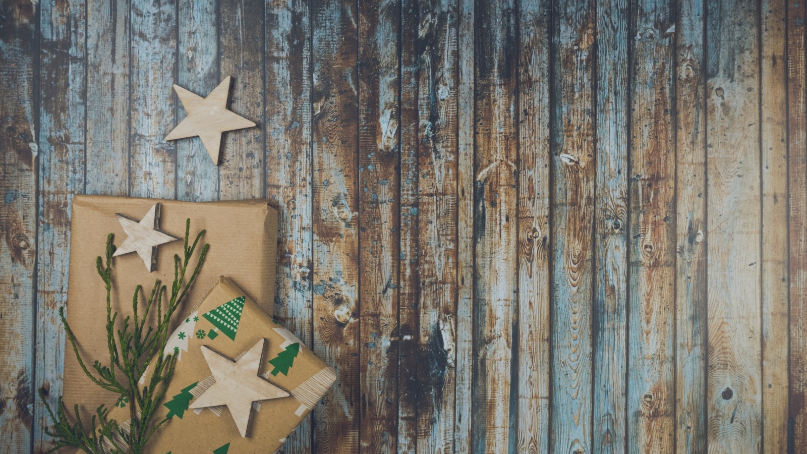 Два подарка на деревянном фоне