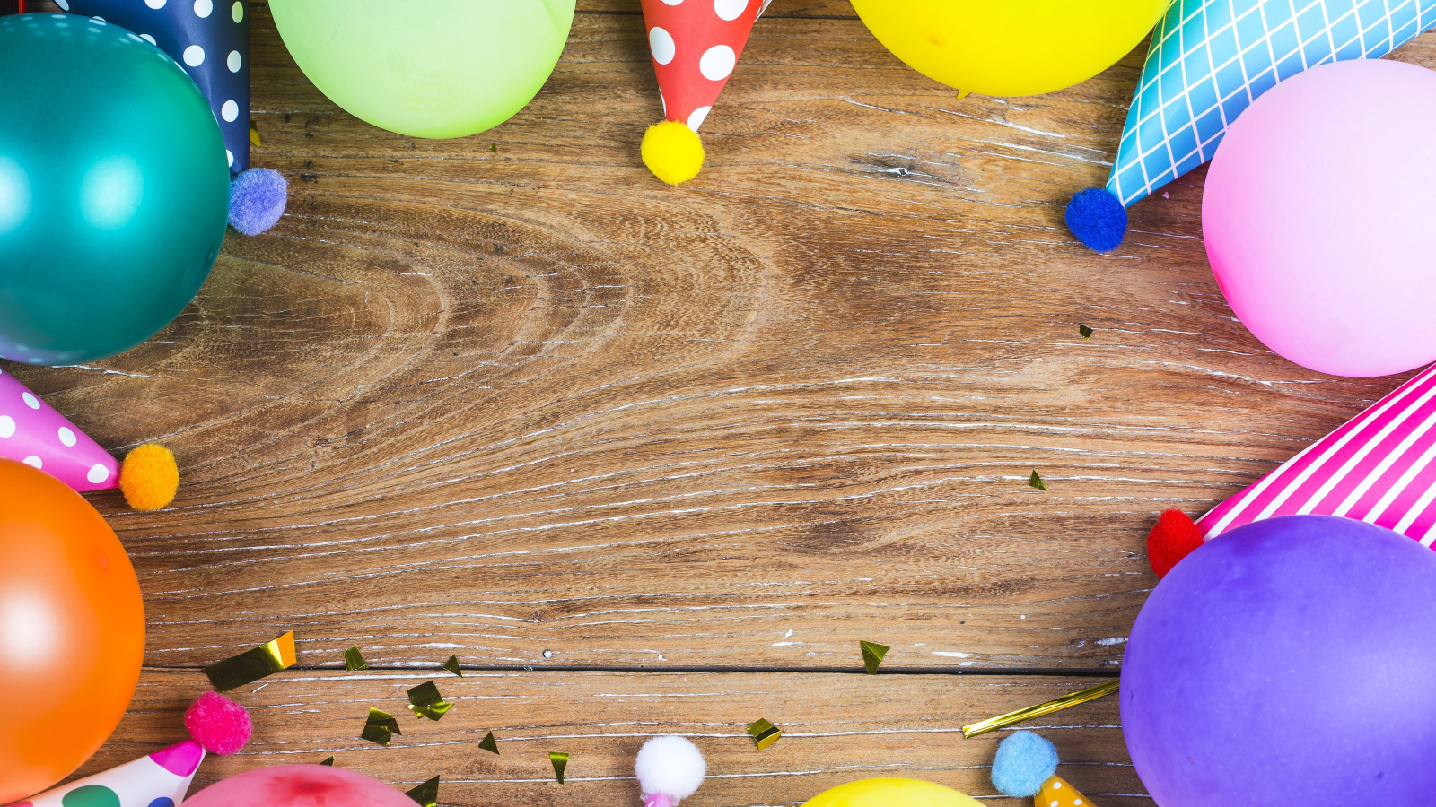 Деревянный фон с колпаками и шариками