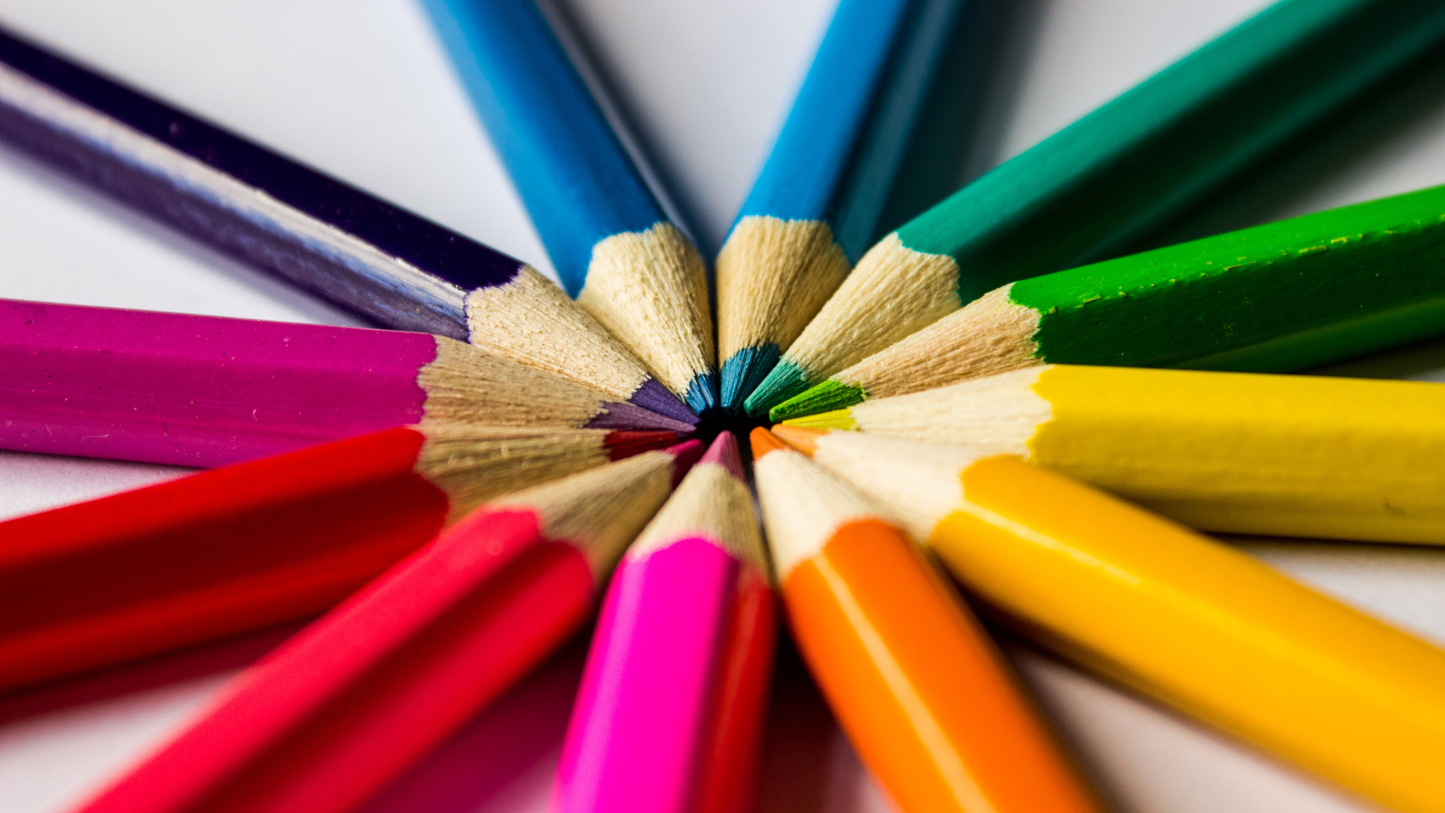 Круг из разноцветных заточенных карандашей