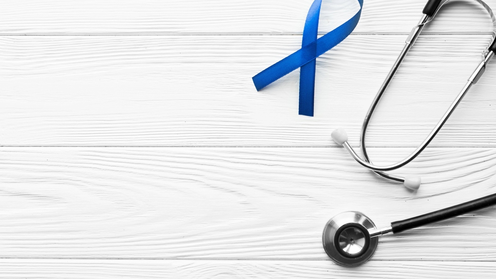 Стетоскоп врача с ленточкой на белом фоне