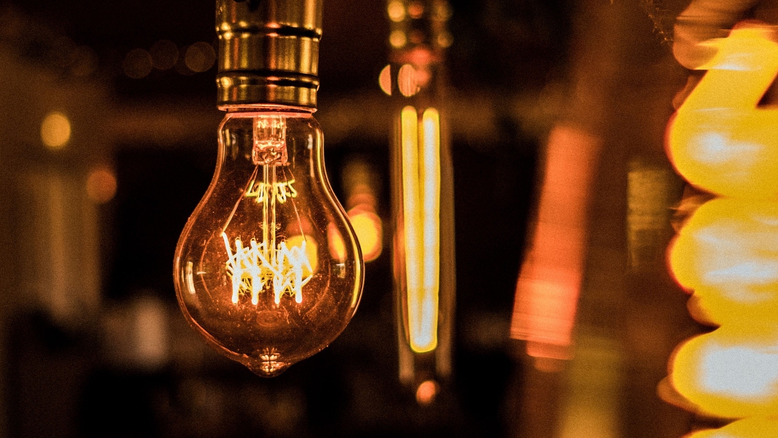 Стеклянная лампа накаливания на потолке