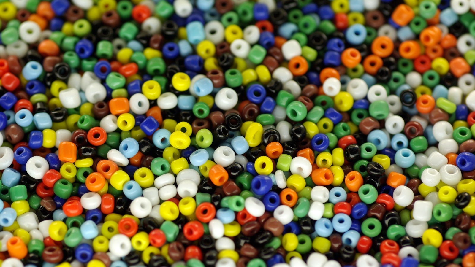 Разноцветные маленькие бусины крупным планом