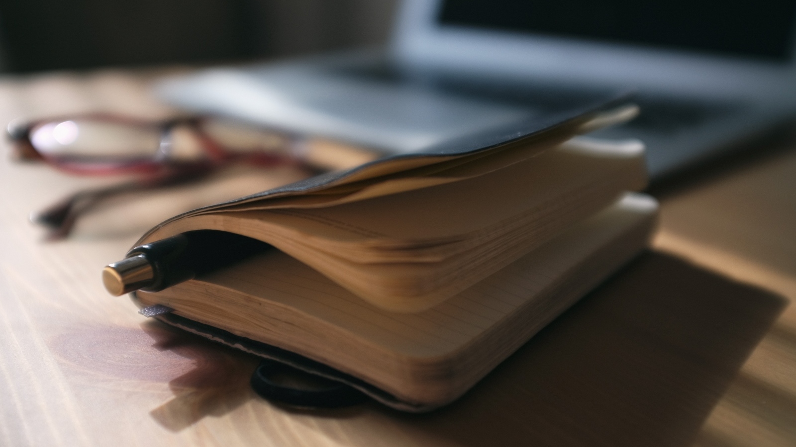 Блокнот с ручкой на столе