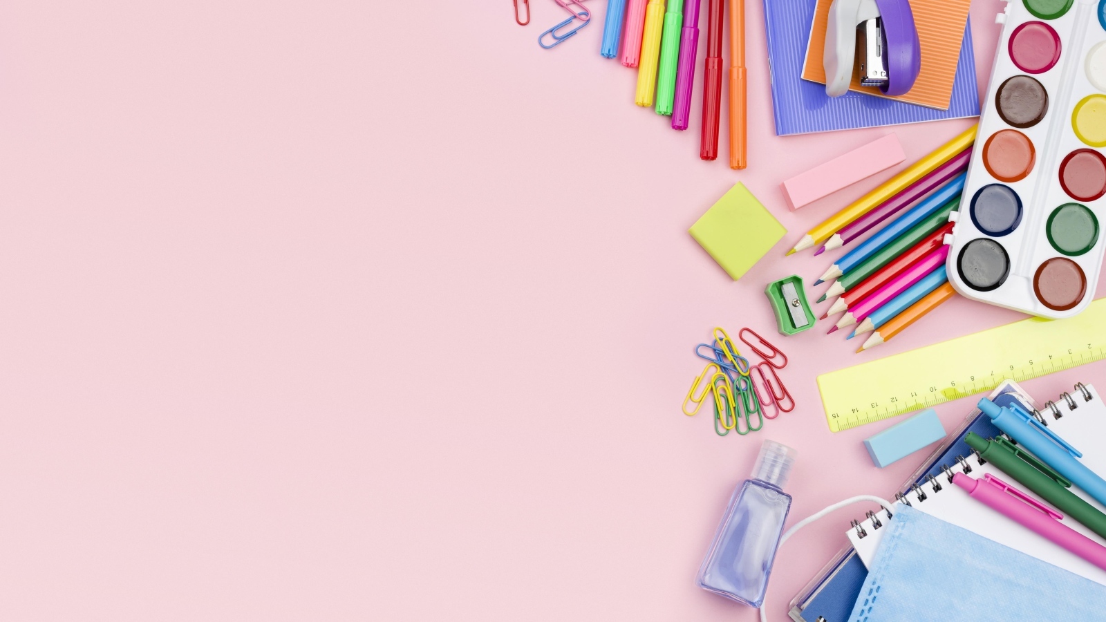 Предметы для рисования на голубом фоне