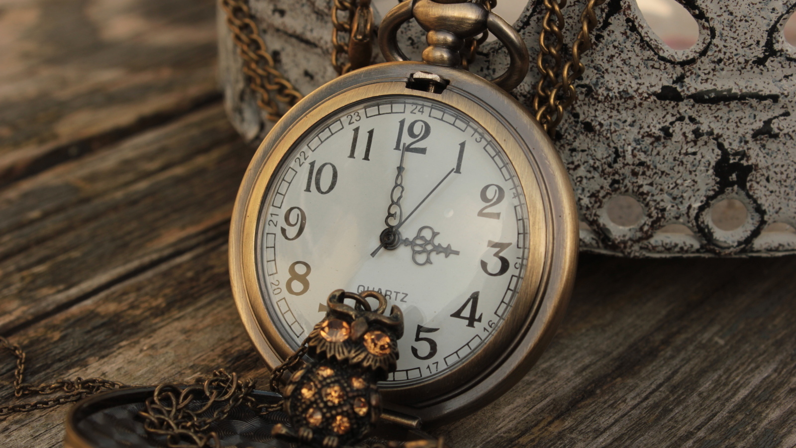 Карманные часы с украшением в виде совы