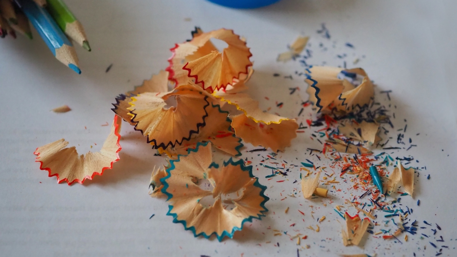 Стружка с разноцветных карандашей на столе