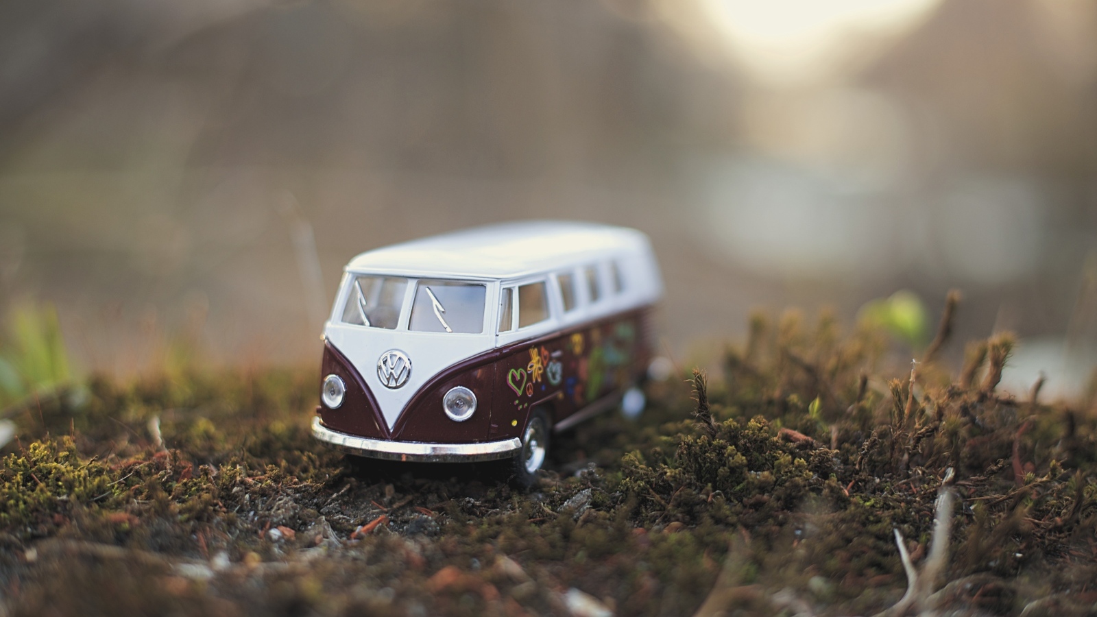 Маленький игрушечный автомобиль volkswagen на земле