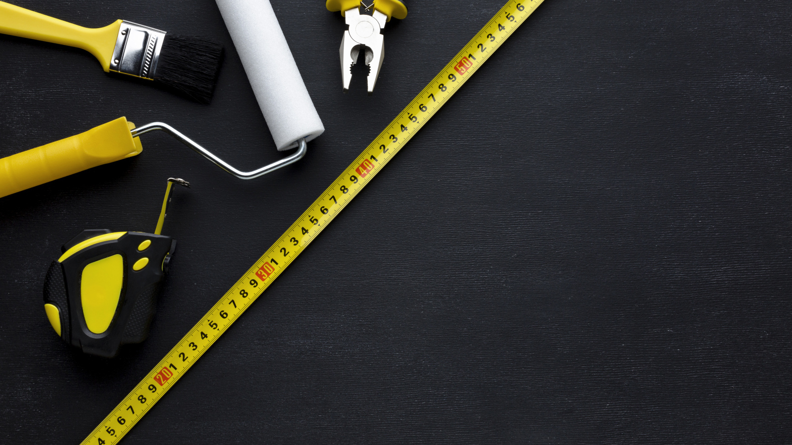 Инструменты на черном фоне